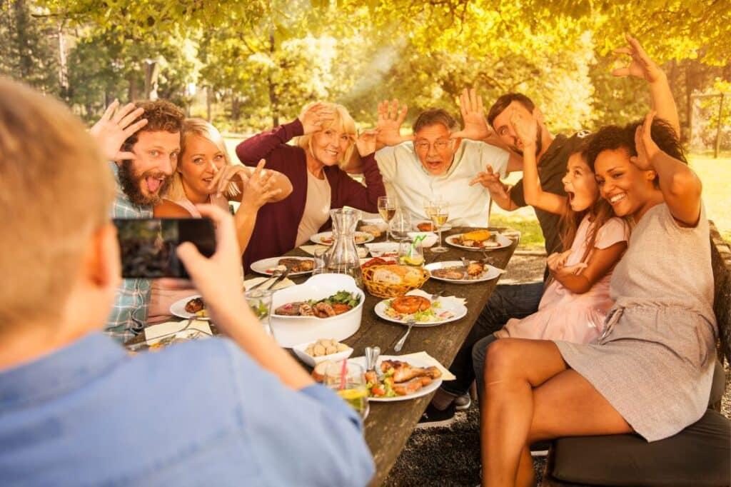 How to Plan a Successful Family Reunion [Easy 6 Step Checklist]